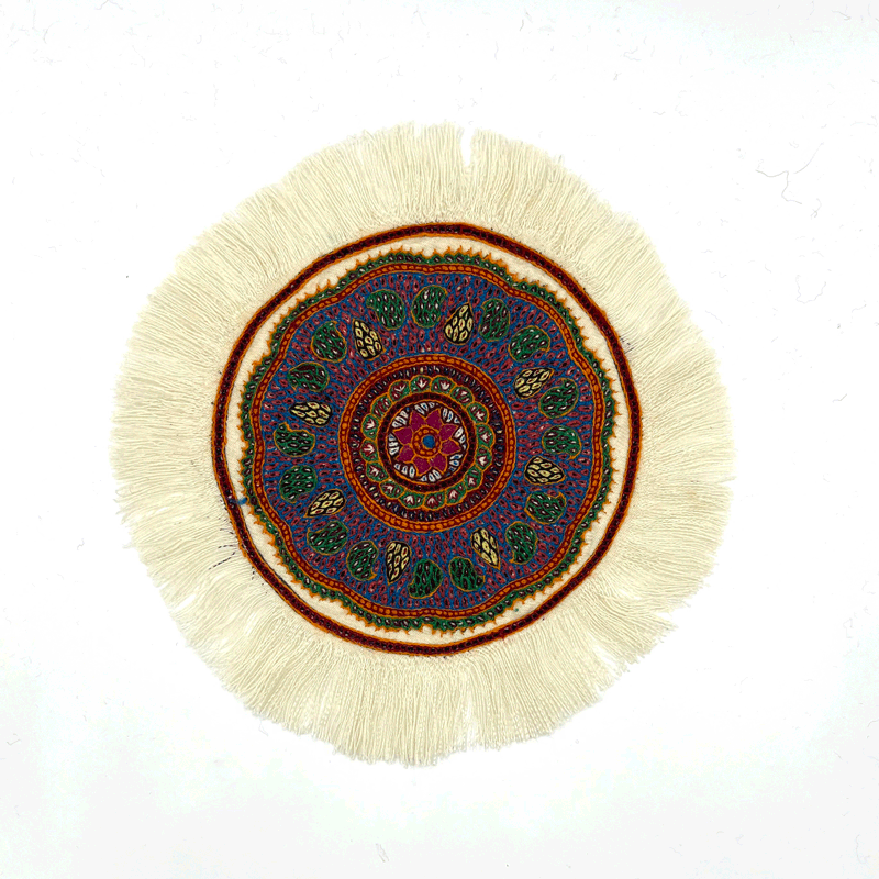 رومیزی پته دوزی طرح انار گل سفید 25 سانتی