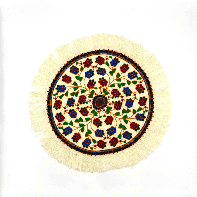 رومیزی پته دوزی گرد رنگ سفید مدل شکوفه ۴۵ سانتی
