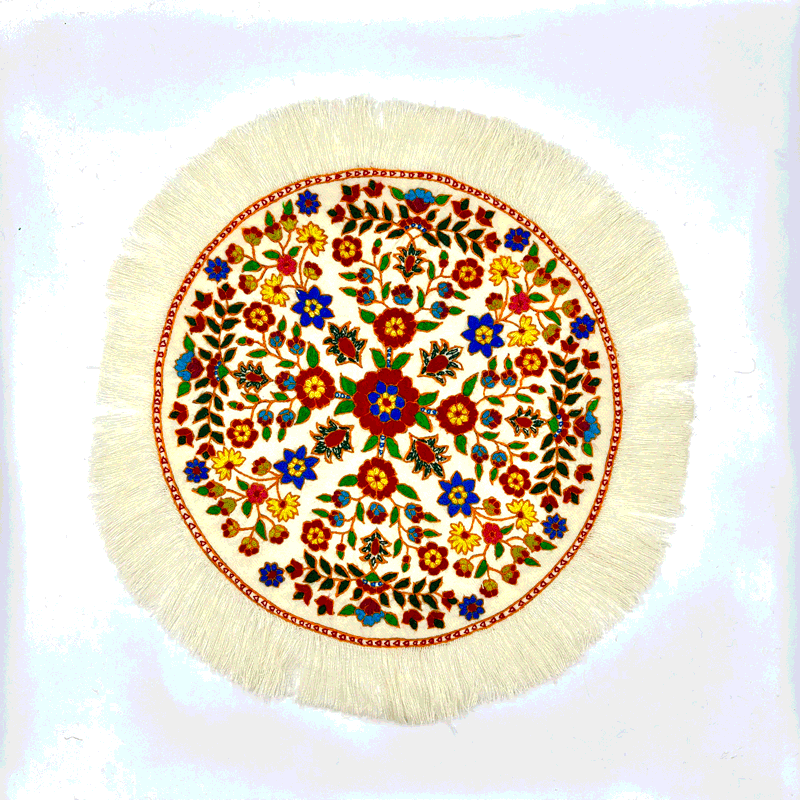 رومیزی پته دوزی گرد رنگ سفید مدل بهار ۴۵ سانتی
